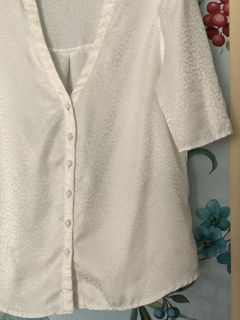 Express White Textured Button-Front V-Neck Blouse - Picture 2 of 8